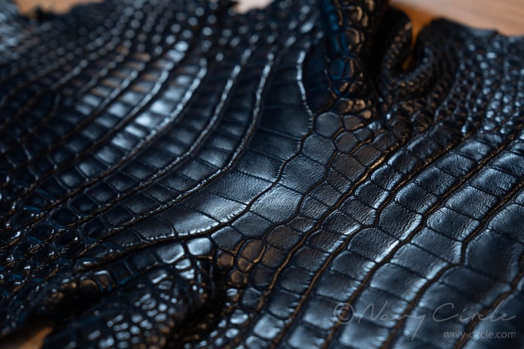 天然藍で染色したアリゲーターの革 Alligator skin dyed with natural indigo