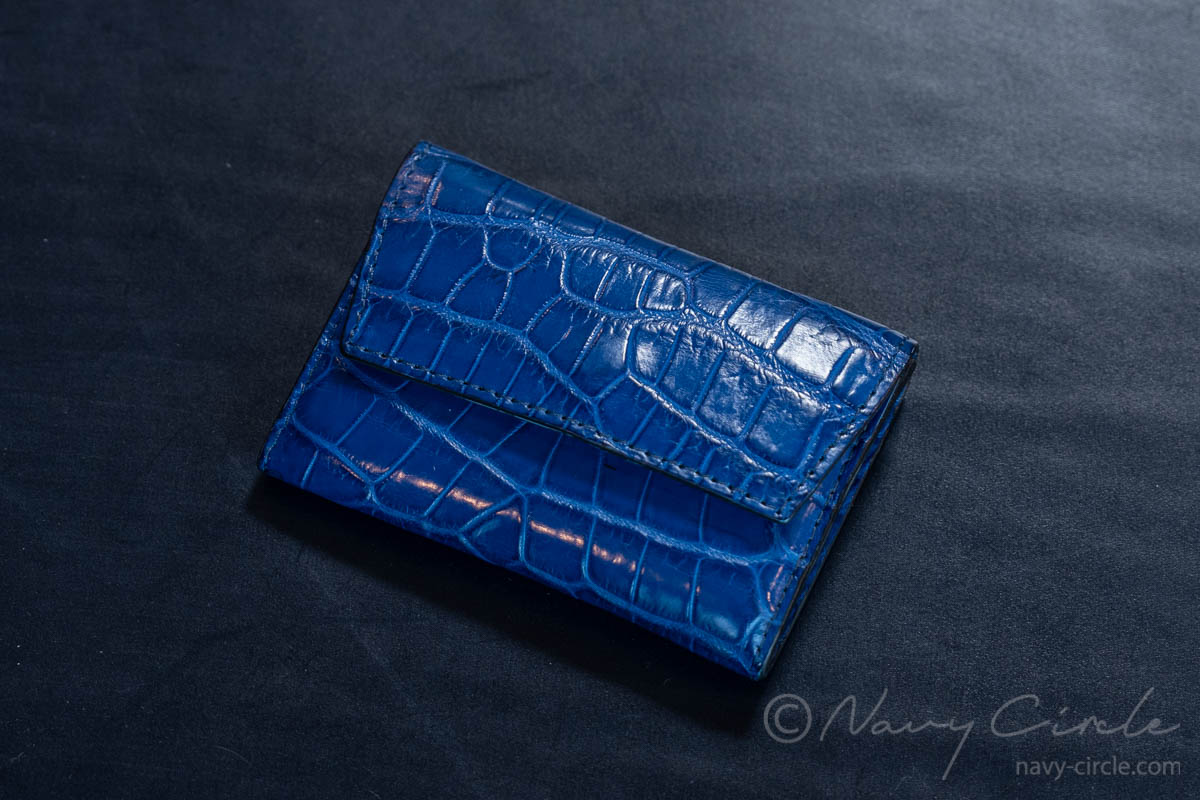 保革クリームを塗り込んだ後のクロコダイル革のミニ財布