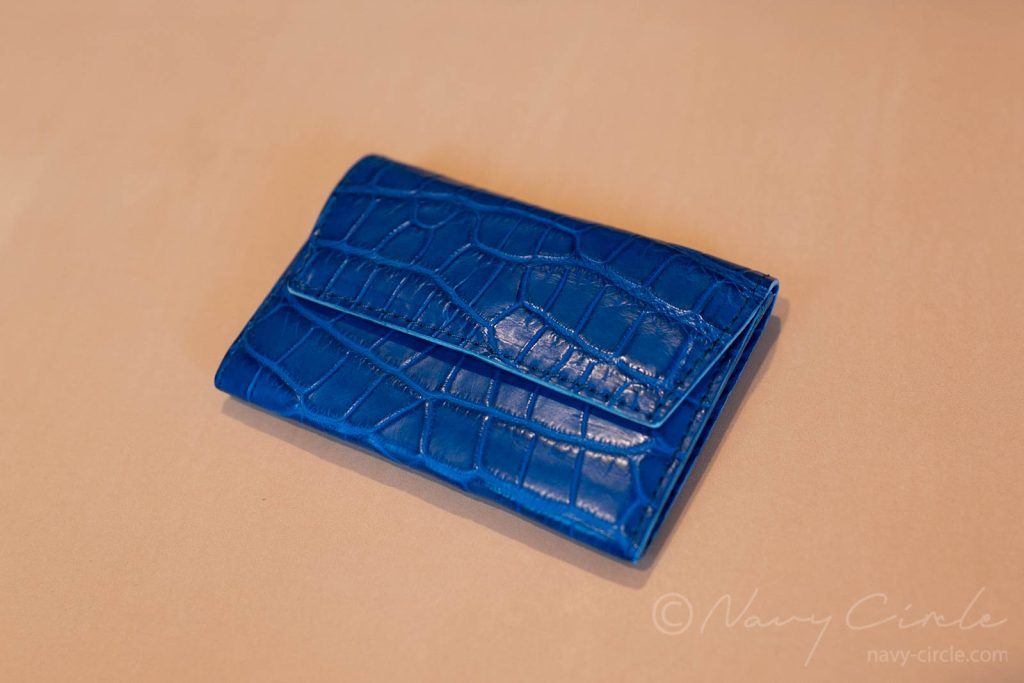 仕上がったばかりのクロコダイル革のミニ財布。かぶせの部分