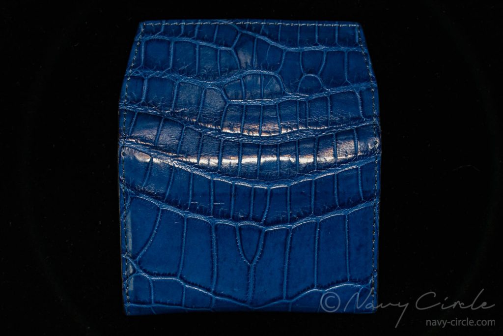 保革クリームを塗り込んだ後のクロコダイル革のミニ財布。連続的な斑の様子がわかる一枚