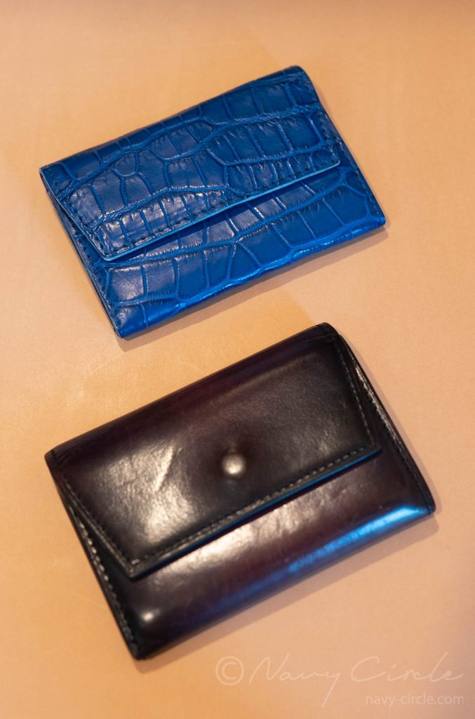 仕上がったばかりのクロコダイル革のミニ財布と、デザインの基となったミニ財布
