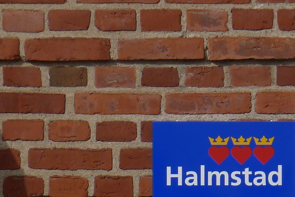 レンガの壁に掲げられたハルムスタッド市の市章