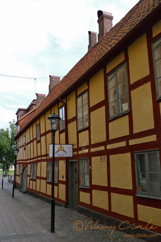 様々な意匠・様式の建物が混在している。これはSkånskanというスコーネ地方のお菓子に特色のあるパティスリー