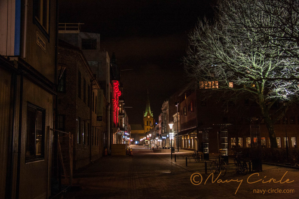 冬場の夜のStorgatan。街灯が通りを照らしているものの、やはり人の気配が無い