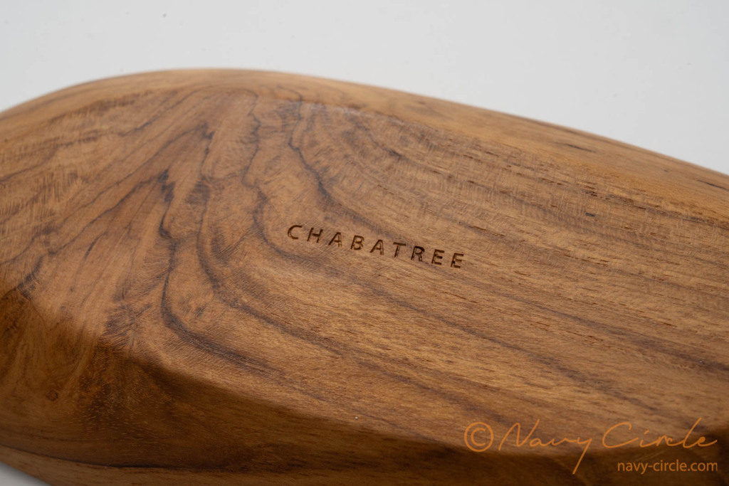 Chabatreeによるチーク材の小皿。裏面の刻印