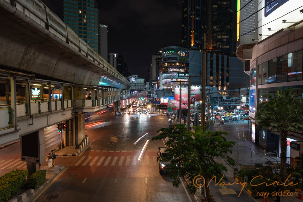 夜のバンコクのストリート