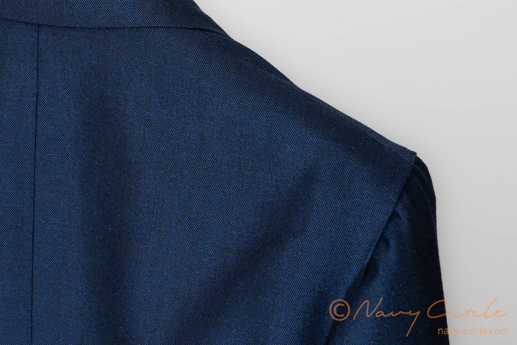 William Halsteadのウールモヘアで仕立てたジャケット。マニカカミーチャ (シャツ袖) となっている袖山を背後から写したもの。身頃と袖の縫い付け方法に注目