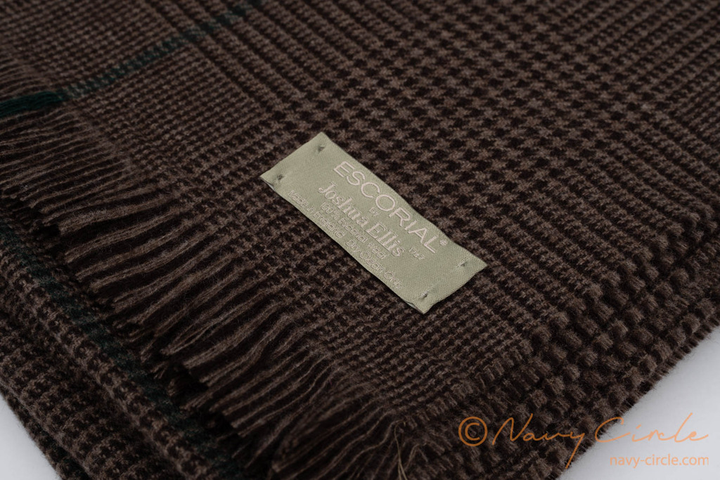 "100% Escorial Wool" を高らかに謳う織りネーム