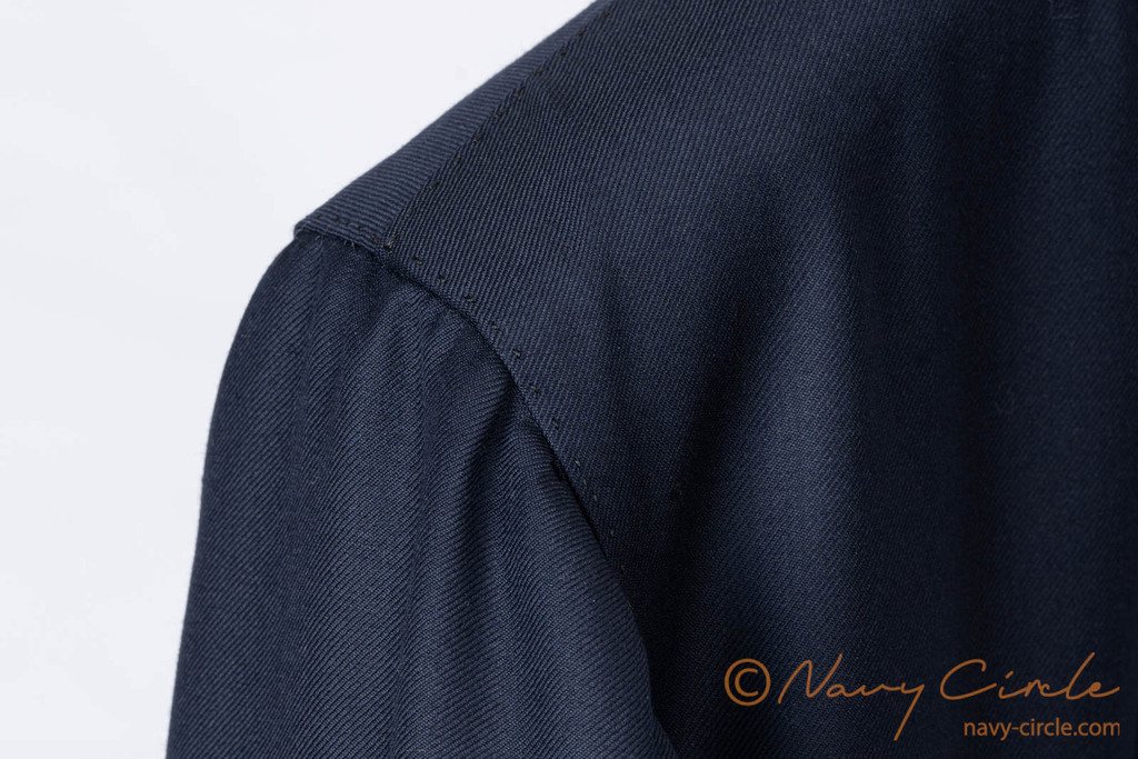 マニカカミーチャ (シャツ袖) のジャケットの右肩を背後から写したもの。身頃と袖の縫い付け方法に注目