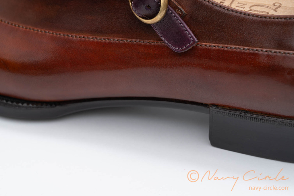 Winson Shoemakerの靴。ウェスト (小趾側) のコバに注目。アウトソールの革をウェルトの上に巻き上げたベヴェルドウェストとなっている