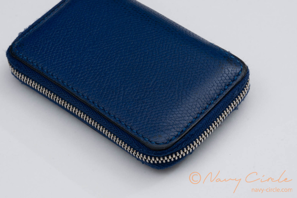 Valextraのミニ財布。表面の様子