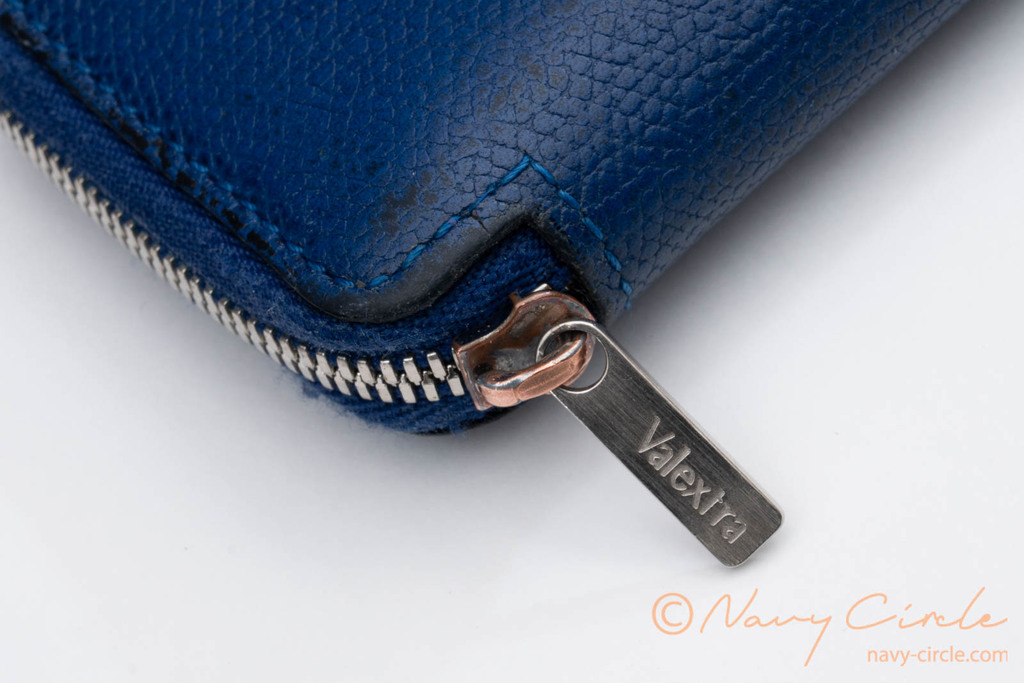 Valextraのミニ財布。メッキの剥げたファスナーのスライダー