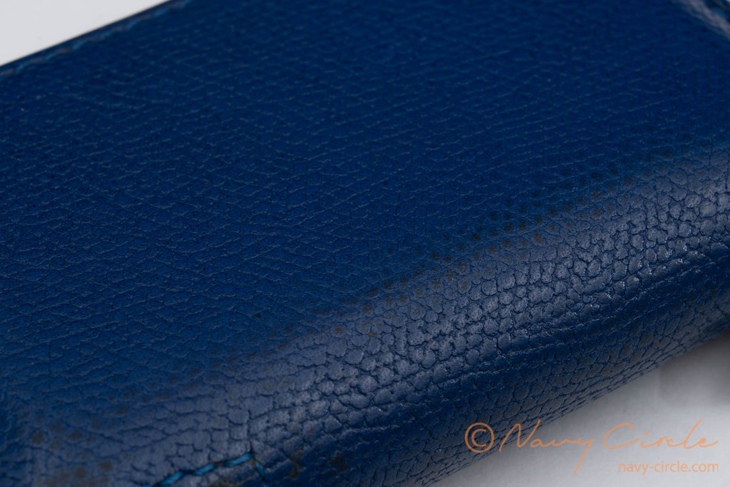 Valextraのミニ財布の表面。札入れの表面に見られる黒い顔料が抜けている