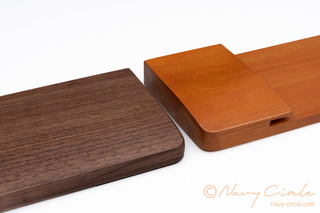 新旧の木製リストレストの素材感を比較。左は無垢のウォールナット材でできたのもので、右はパイン集成材のもの