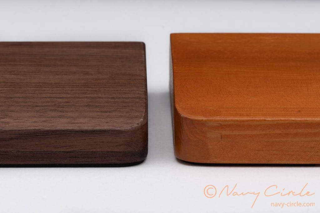 新旧の木製リストレストの高さを比較左は無垢のウォールナット材でできたのもので、右はパイン集成材のもの