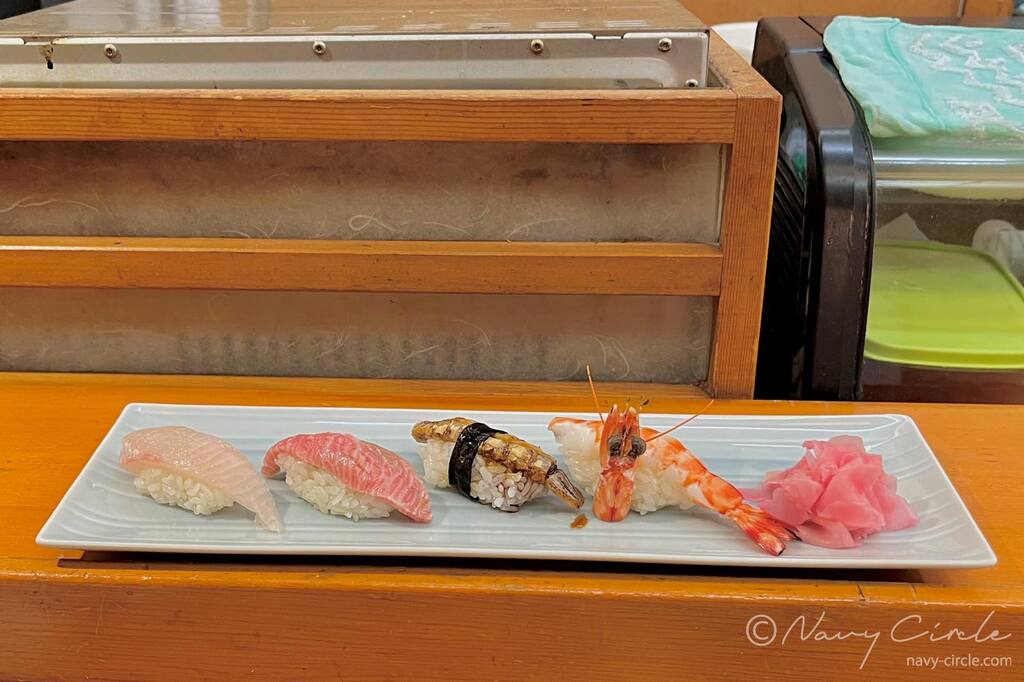 シャコの握り (左から3カン目)。山口・下関のとある寿司店にて