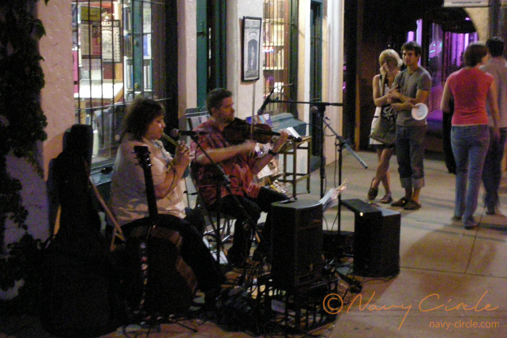 フラグスタッフの街中で楽器を演奏する人々