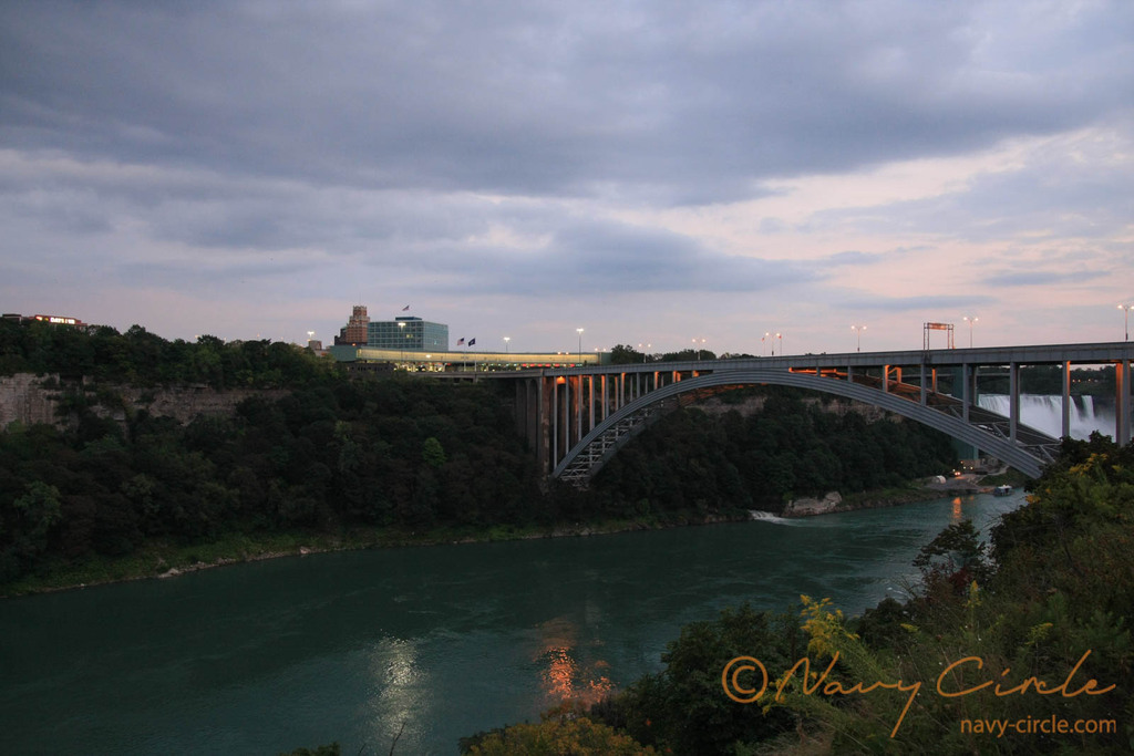 夕暮れのRainbow Bridgeと米国側の検問所