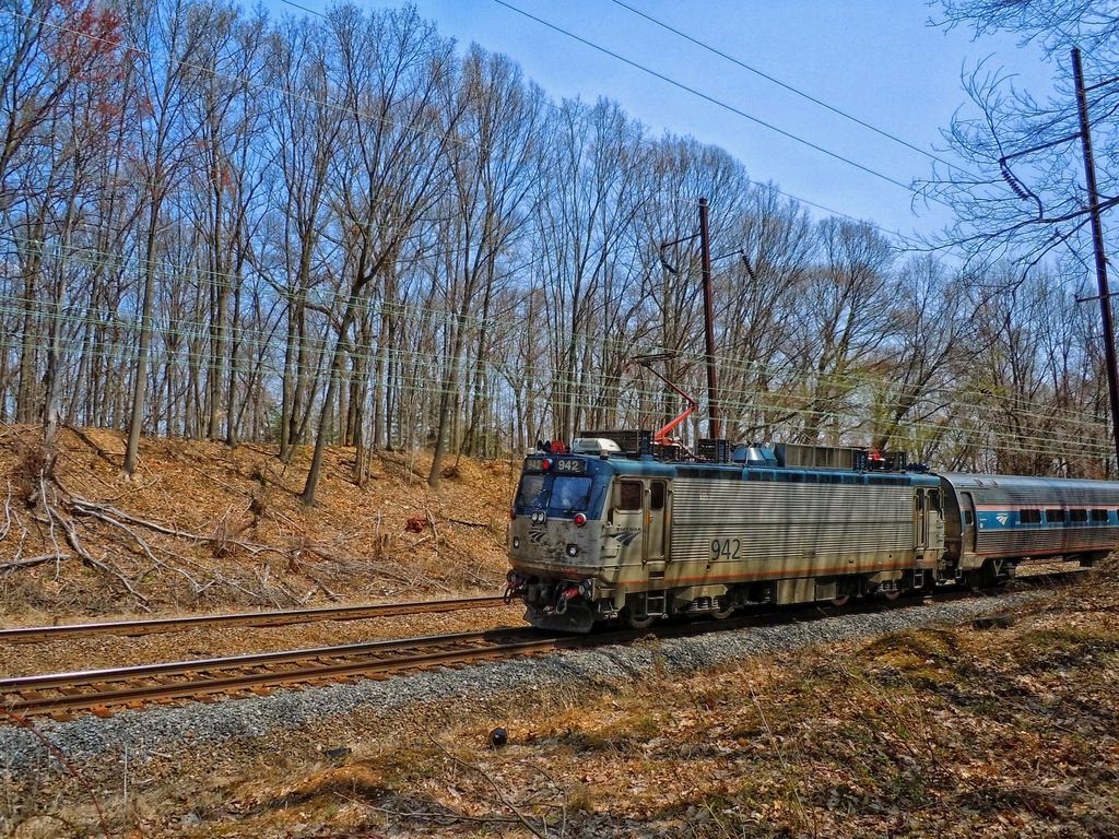 電化された区間を走るAmtrakの列車