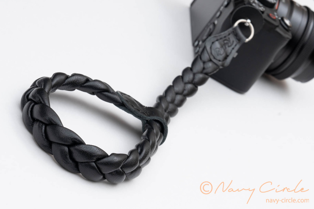 Rock n RollのNapa Black Wrist Strap。輪の部分は伸縮する