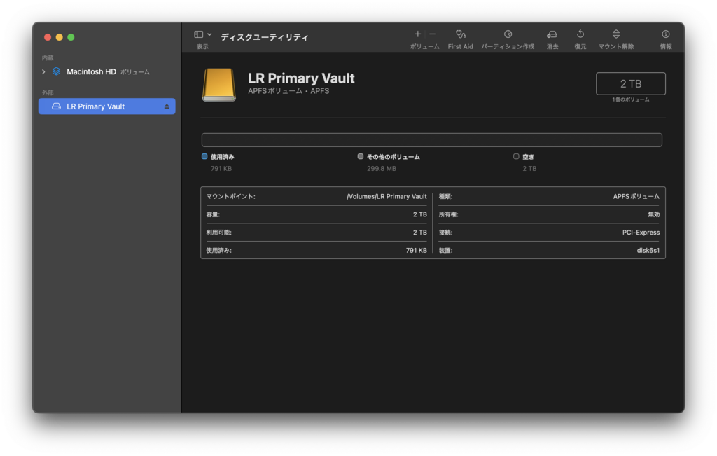 MacBook Proに接続したところ。PCI Expressで接続されていることがわかる