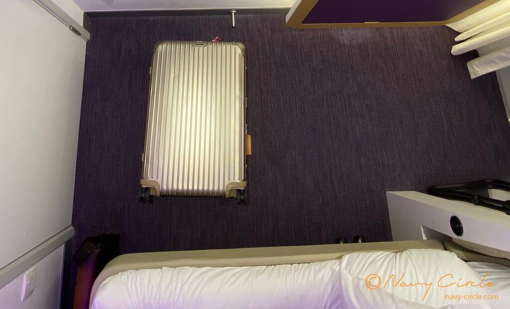 シンガポール・チャンギ空港のトランジットホテルにて。RimowaのTopasを置いた様子