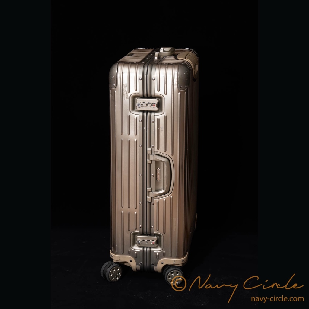 "Topas Titanium" by Rimowa (2025年2月現在のラインナップにおけるOriginal Check-In Lに相当)