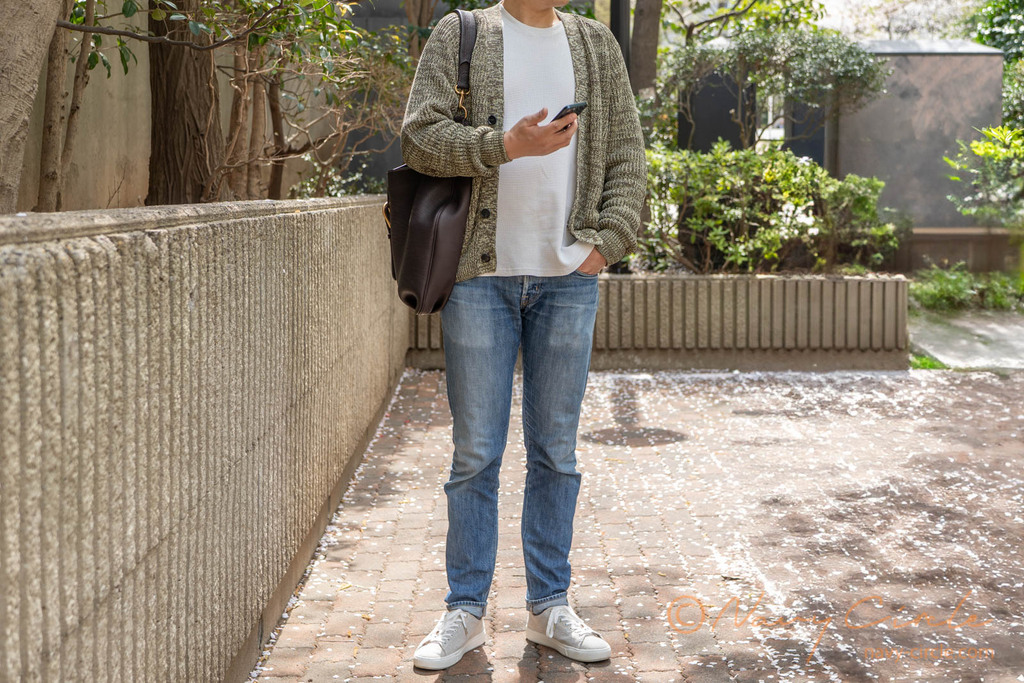 The Inoue BrothersによるピマコットンのワッフルTシャツとローゲージニットのカーディガン