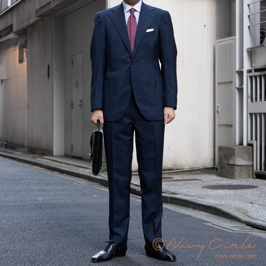 ヴィンテージのサマーキッドモヘアで仕立てたスーツ。バーガンディーのタイ、黒のボックスカーフのドレスシューズと鞄と組み合わせて