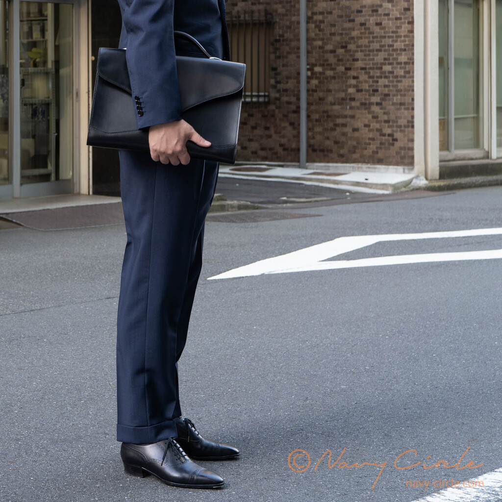 ヴィンテージのサマーキッドモヘアで仕立てたスーツ。黒のボックカーフのドレスシューズ・書類鞄と組み合わせて