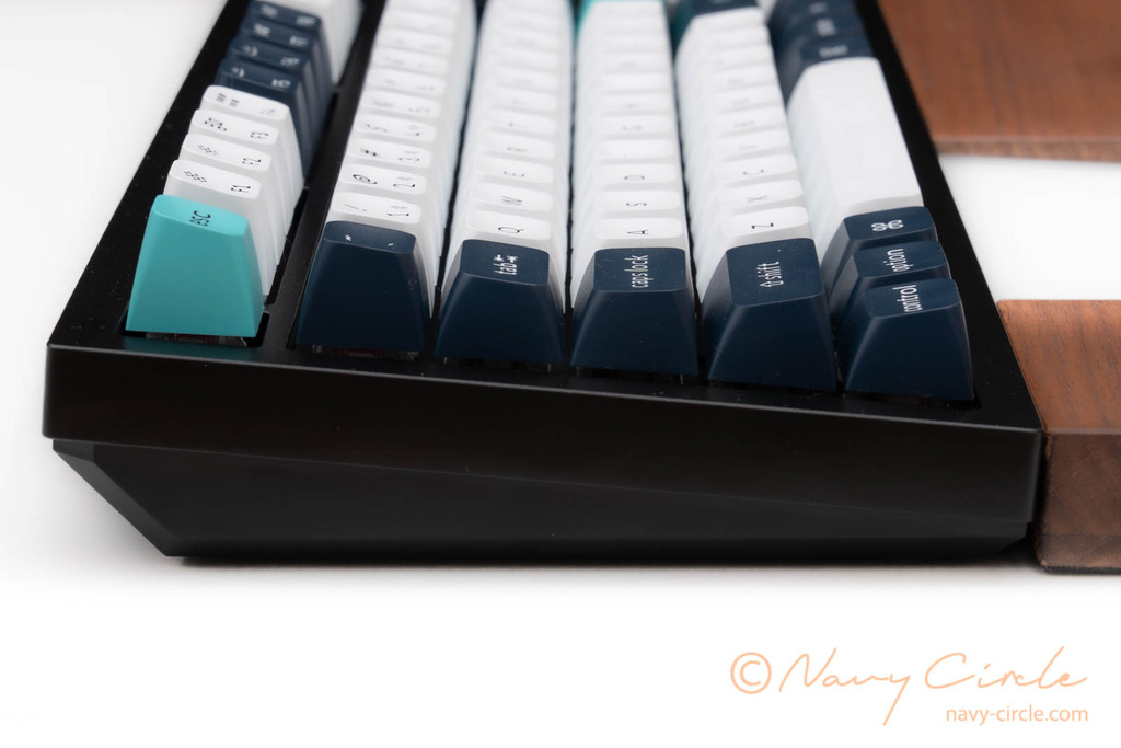 Keychron Q6 Maxを側面から見た様子