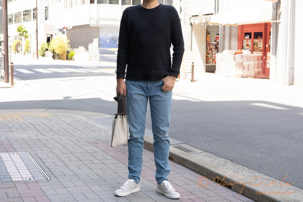 UNIQLOのEZYジーンズとThe Inoue BrothersのTシャツ