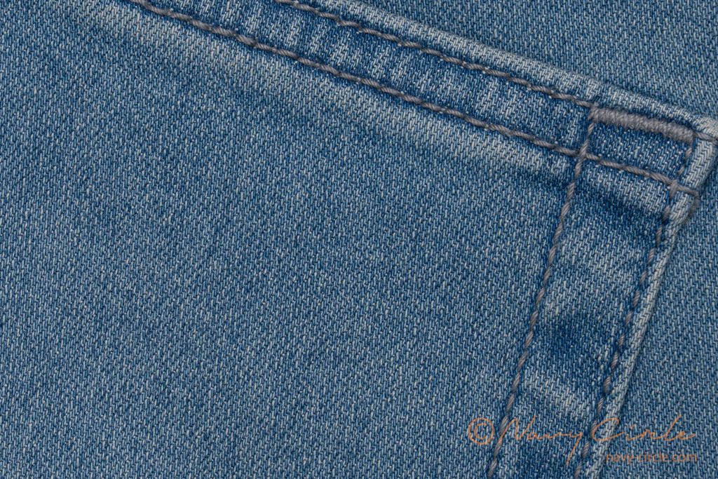 UNIQLOのEZYジーンズの表面。よく見るとデニムではないが、遠目にはわからない